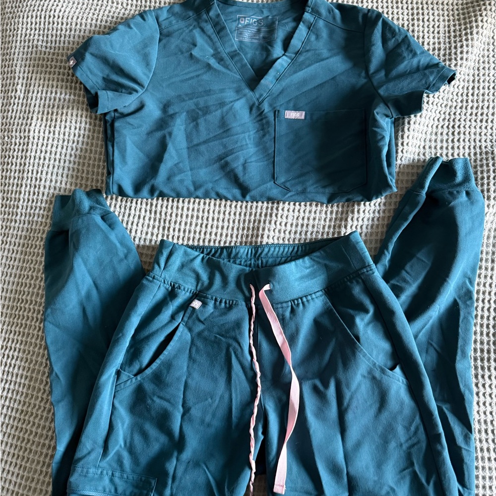 FIGS Carribean blue Scrub Set with Pink Drawstring